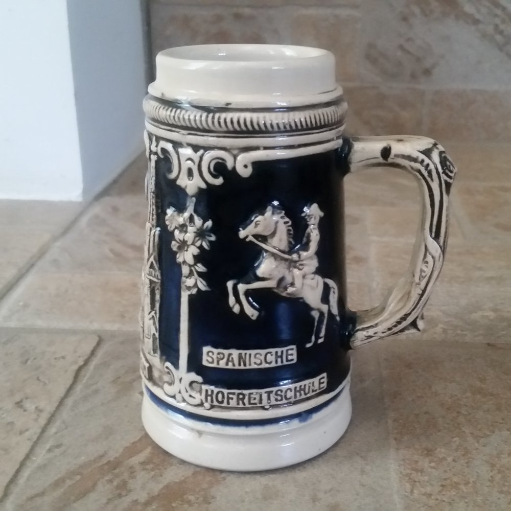 Handcrafted mug from Handarbeit pottery